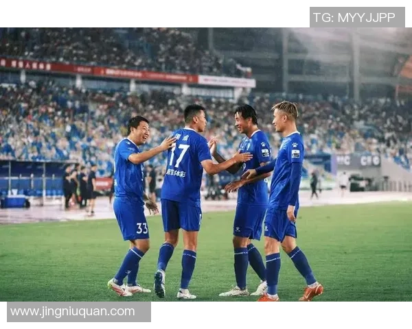 南京足球队的默契配合与战术分析探讨