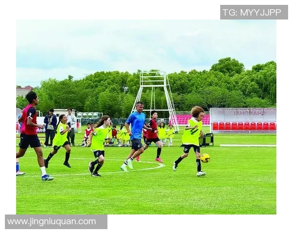 在绿茵场上追逐梦想足球带来的快乐与成长