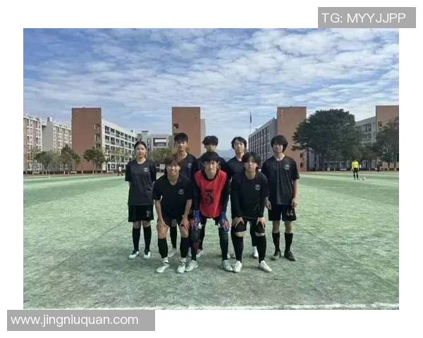 激烈对抗与团队精神交织的足球赛场上燃烧的青春激情