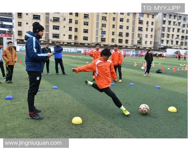 留坝足球群热情洋溢的球场故事与友谊传承的精彩瞬间