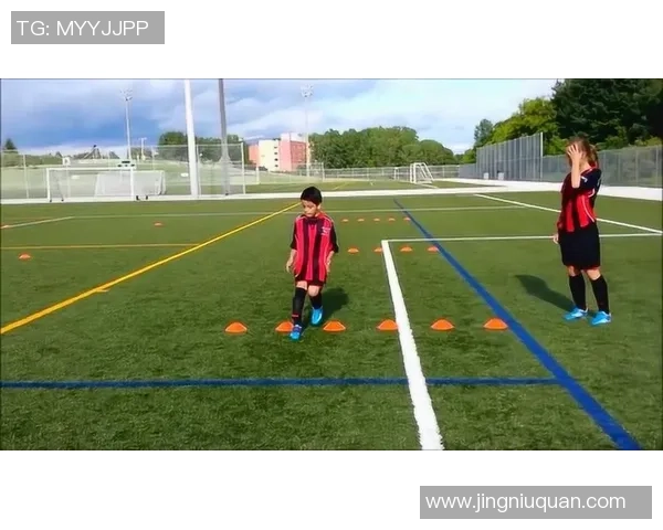 足球初学者必备技巧从起步到运球的全面指导与练习方法 足球初学者必备技巧从起步到运球的全面指导与练习方法