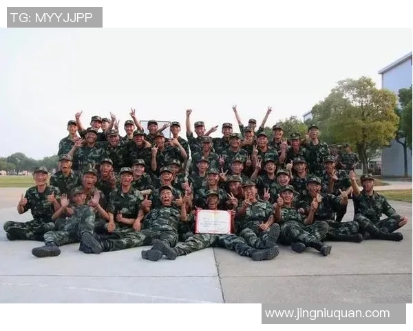 足球杯子男生的热血梦想与青春奋斗之路